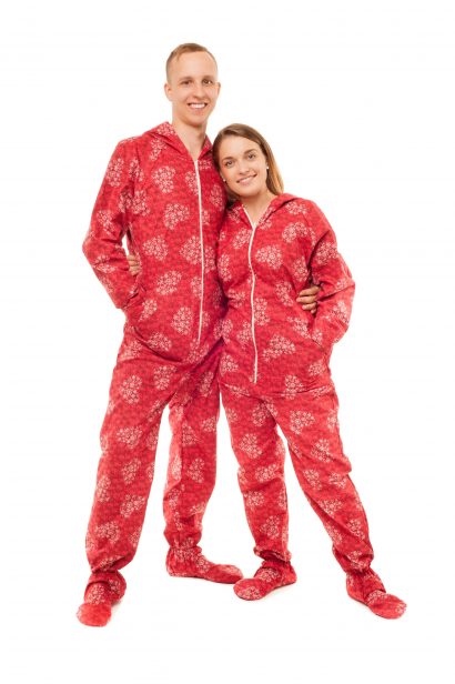 Red Snowflake Hearts Kajamaz: Flannel FOOTED PAJAMAS FOR ADULTS